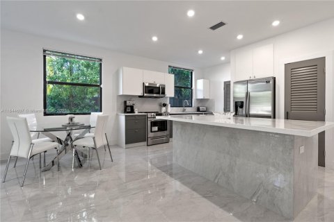 Immobilier commercial à vendre à Miami, Floride: 464.51 m2 № 1940306 - photo 2