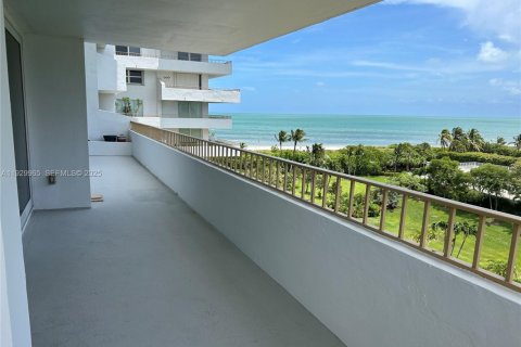 Condo in Key Biscayne, Florida, 2 bedrooms № 1988873 - photo 3