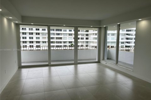 Condo in Key Biscayne, Florida, 2 bedrooms № 1988873 - photo 4