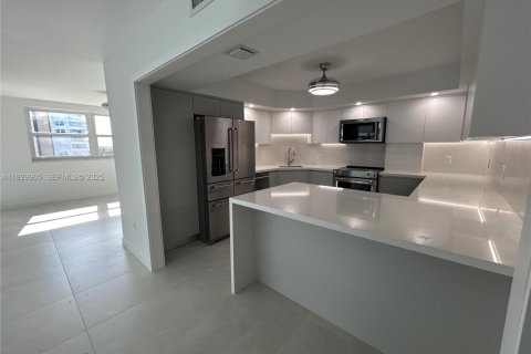 Condo in Key Biscayne, Florida, 2 bedrooms № 1988873 - photo 21