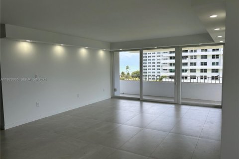 Condo in Key Biscayne, Florida, 2 bedrooms № 1988873 - photo 5