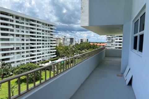 Condo in Key Biscayne, Florida, 2 bedrooms № 1988873 - photo 15