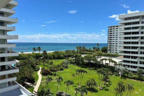 Condo in Key Biscayne, Florida, 2 bedrooms № 1988873 - photo 1