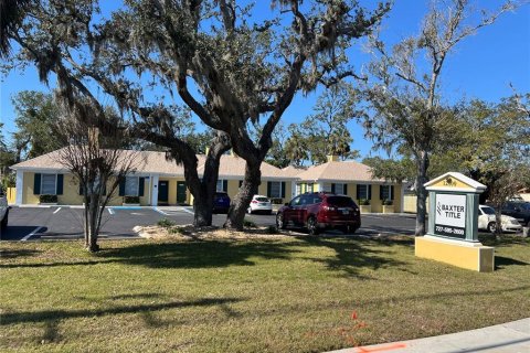 Commercial property in Largo, Florida № 1657286 - photo 1