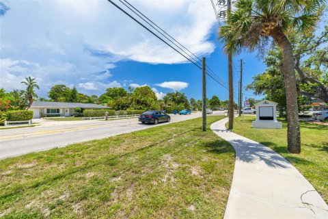 Commercial property in Largo, Florida № 1657286 - photo 11