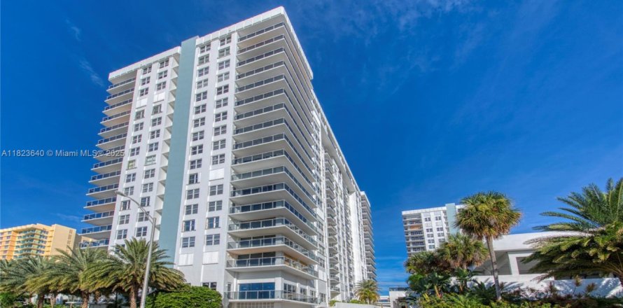 Condo à Hollywood, Floride, 2 chambres  № 2186685