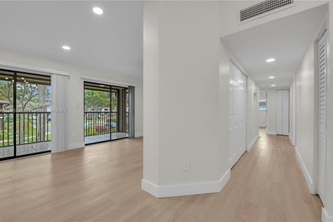 Снять в аренду кондоминиум в Тамарак, Флорида 2 спальни, 108.05м2, № 1818133 - фото 15