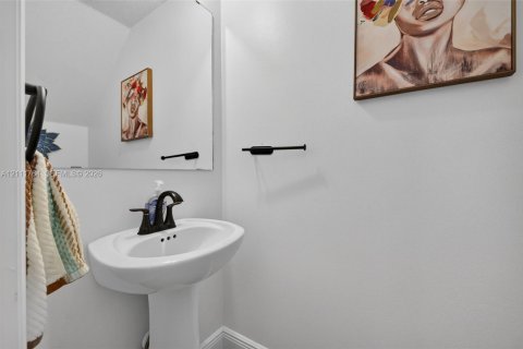 House in Port St. Lucie, Florida 4 bedrooms, 340.95 sq.m. № 2432870 - photo 7