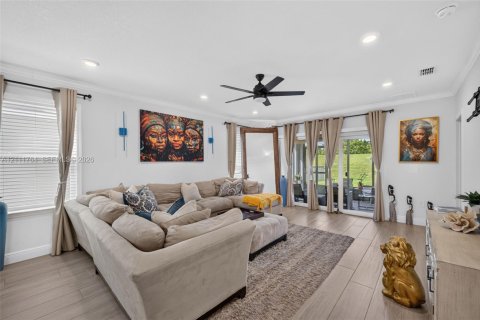 House in Port St. Lucie, Florida 4 bedrooms, 340.95 sq.m. № 2432870 - photo 12
