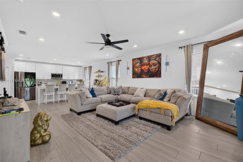 House in Port St. Lucie, Florida 4 bedrooms, 340.95 sq.m. № 2432870 - photo 13