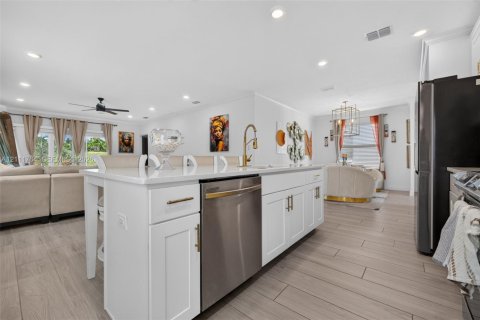 House in Port St. Lucie, Florida 4 bedrooms, 340.95 sq.m. № 2432870 - photo 10