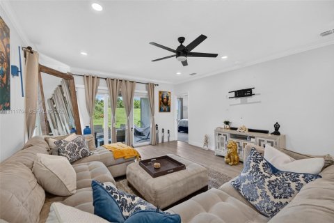 House in Port St. Lucie, Florida 4 bedrooms, 340.95 sq.m. № 2432870 - photo 14