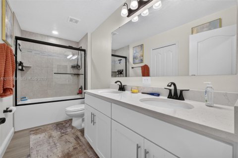 House in Port St. Lucie, Florida 4 bedrooms, 340.95 sq.m. № 2432870 - photo 25