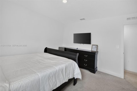 House in Port St. Lucie, Florida 4 bedrooms, 340.95 sq.m. № 2432870 - photo 24