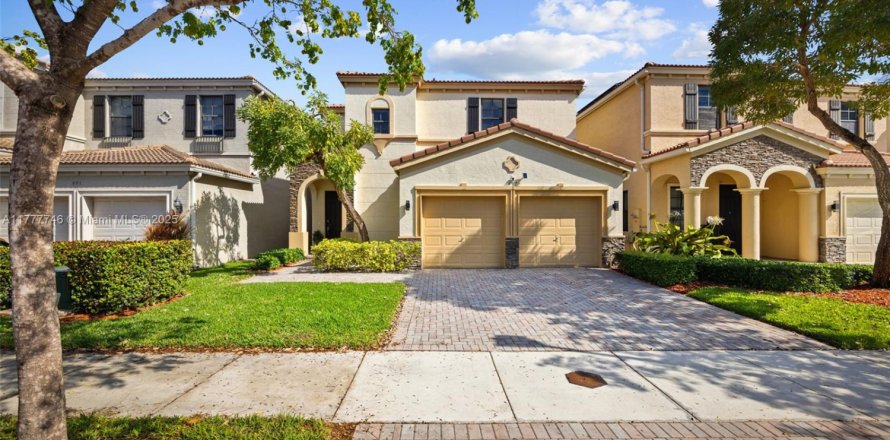 Villa ou maison à Miami, Floride 4 chambres, 219.34 m2 № 1862247