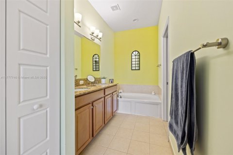 Villa ou maison à vendre à Miami, Floride: 4 chambres, 219.34 m2 № 1862247 - photo 23