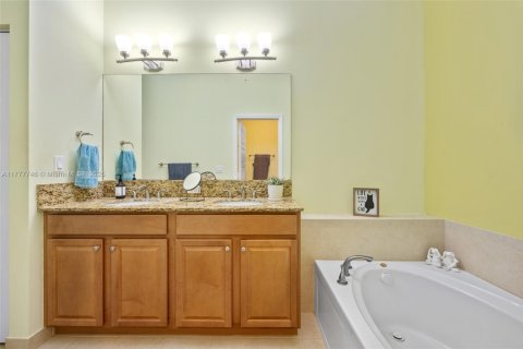 Villa ou maison à vendre à Miami, Floride: 4 chambres, 219.34 m2 № 1862247 - photo 24