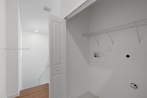 Townhouse in Miami, Florida 5 bedrooms № 1893246 - photo 23