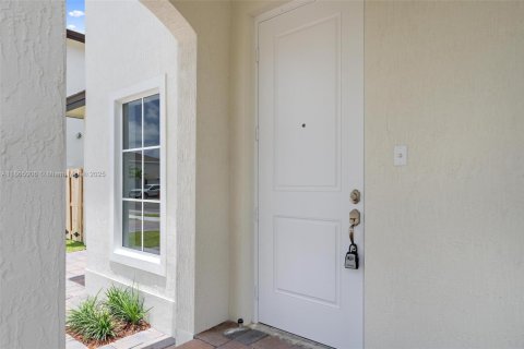Townhouse in Miami, Florida 5 bedrooms № 1893246 - photo 4