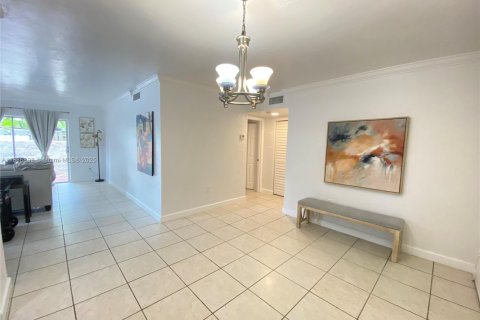 Condominio en venta en Pinecrest, Florida, 1 dormitorio, 79.15 m2 № 1821725 - foto 3