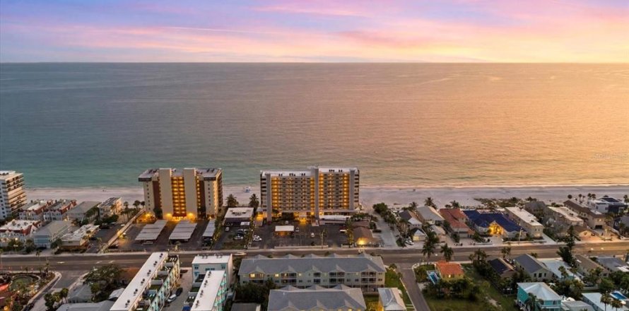 Touwnhouse à Madeira Beach, Floride 4 chambres, 190.91 m2 № 2149708