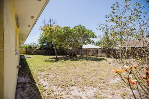House in Jensen Beach, Florida 3 bedrooms, 132.57 sq.m. № 1632945 - photo 12