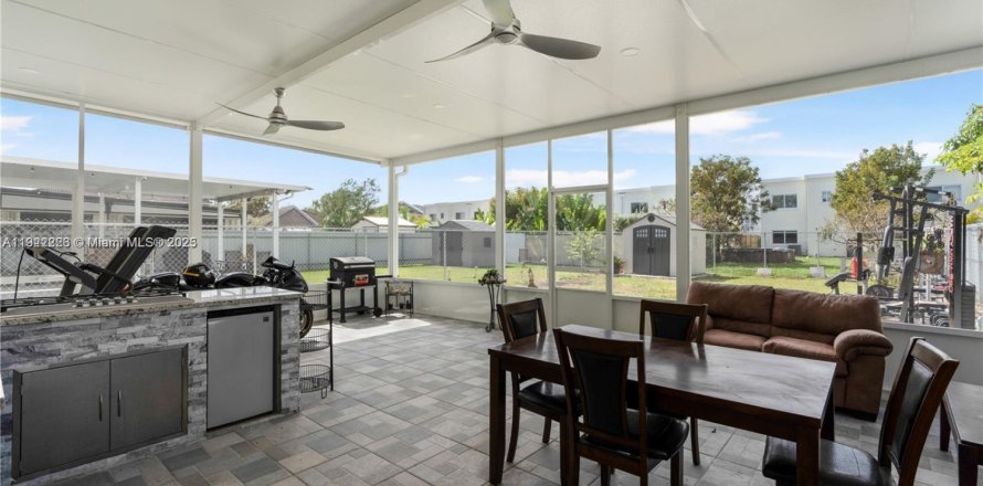 Таунхаус в Хомстед, Флорида 4 спальни, 137.12м2 № 1976149