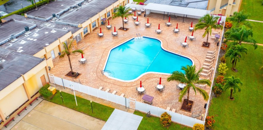 House in West Palm Beach, Florida 1 bedroom, 61.5 sq.m. № 921174