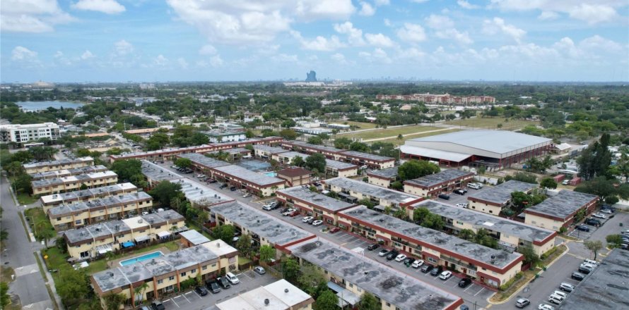Condominio en Davie, Florida, 2 dormitorios  № 970538