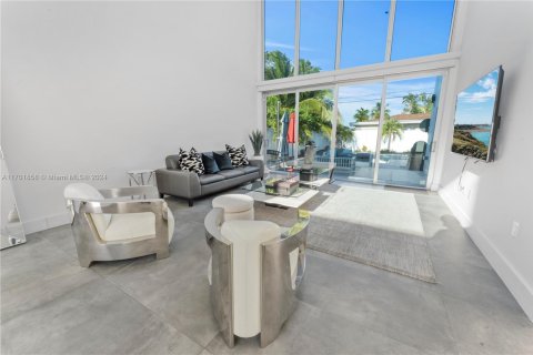 Casa en alquiler en North Bay Village, Florida, 4 dormitorios, 217.67 m2 № 1937078 - foto 10