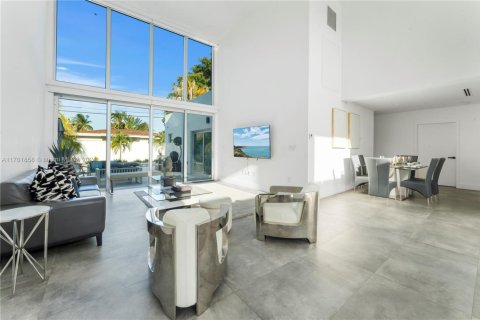 Casa en alquiler en North Bay Village, Florida, 4 dormitorios, 217.67 m2 № 1937078 - foto 1