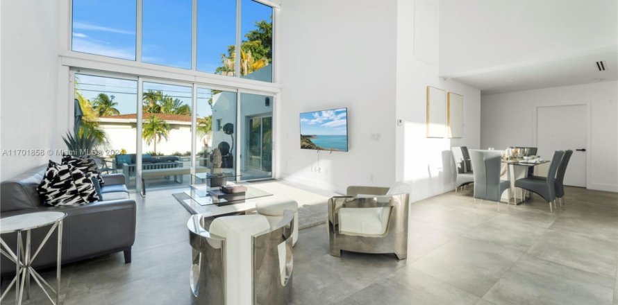 Casa en North Bay Village, Florida 4 dormitorios, 217.67 m2 № 1937078