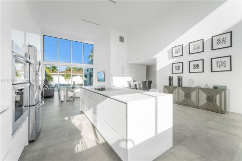 Casa en alquiler en North Bay Village, Florida, 4 dormitorios, 217.67 m2 № 1937078 - foto 4