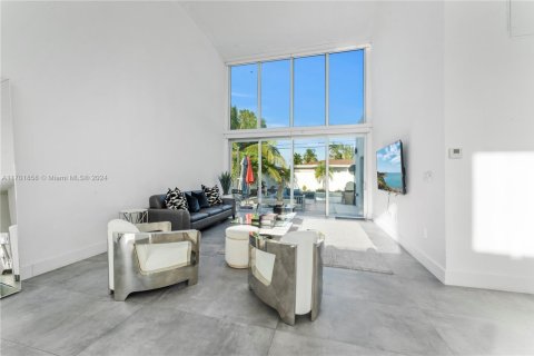 Casa en alquiler en North Bay Village, Florida, 4 dormitorios, 217.67 m2 № 1937078 - foto 9