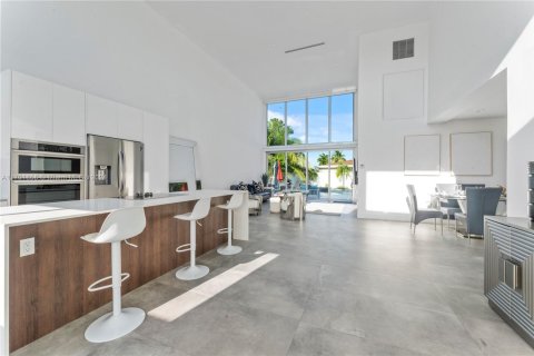 Casa en alquiler en North Bay Village, Florida, 4 dormitorios, 217.67 m2 № 1937078 - foto 3