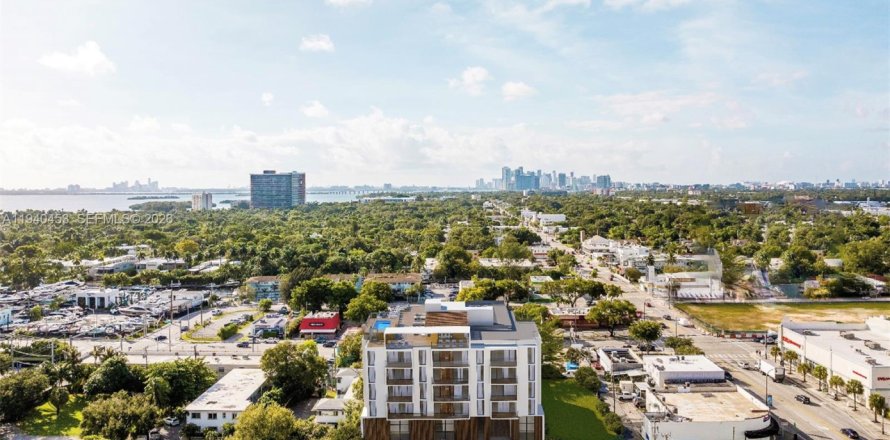 Commercial property in Miami, Florida № 1998113