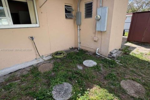 House in Hollywood, Florida 2 bedrooms, 71.35 sq.m. № 2043994 - photo 4