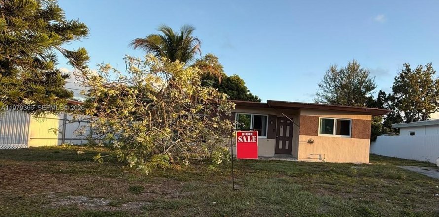 House in Hollywood, Florida 2 bedrooms, 71.35 sq.m. № 2043994