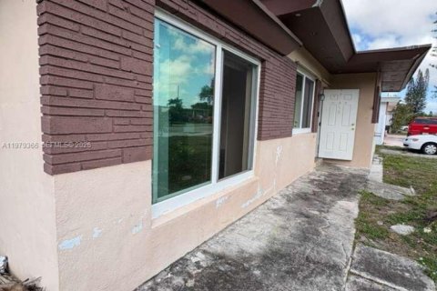 House in Hollywood, Florida 2 bedrooms, 71.35 sq.m. № 2043994 - photo 2