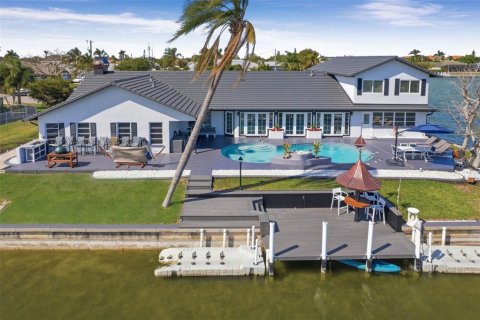 House in Cape Coral, Florida 6 bedrooms, 423.73 sq.m. № 2151017 - photo 4