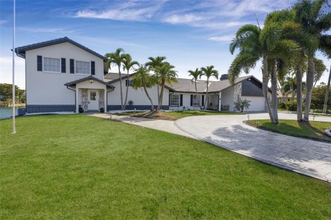 House in Cape Coral, Florida 6 bedrooms, 423.73 sq.m. № 2151017