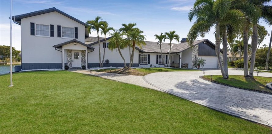 House in Cape Coral, Florida 6 bedrooms, 423.73 sq.m. № 2151017