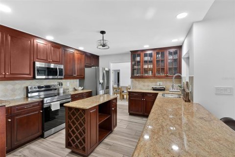 House in Cape Coral, Florida 6 bedrooms, 423.73 sq.m. № 2151017 - photo 16