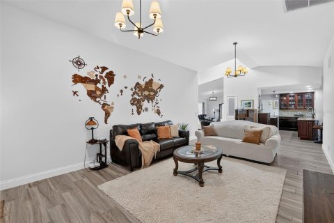 House in Cape Coral, Florida 6 bedrooms, 423.73 sq.m. № 2151017 - photo 10