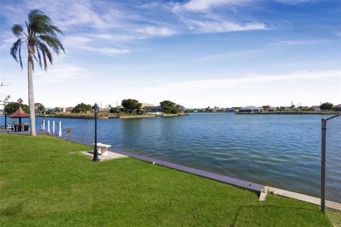 House in Cape Coral, Florida 6 bedrooms, 423.73 sq.m. № 2151017 - photo 3
