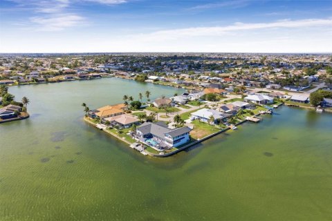House in Cape Coral, Florida 6 bedrooms, 423.73 sq.m. № 2151017 - photo 6