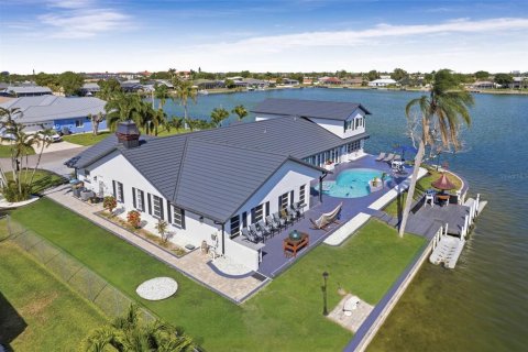 House in Cape Coral, Florida 6 bedrooms, 423.73 sq.m. № 2151017 - photo 5