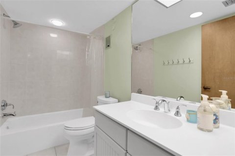 Condo in Saint Pete Beach, Florida, 2 bedrooms  № 1826458 - photo 19