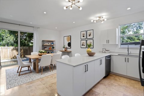 Townhouse in Miami, Florida 3 bedrooms, 188.68 sq.m. № 1994290 - photo 6