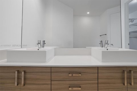 Townhouse in Miami, Florida 3 bedrooms, 188.68 sq.m. № 1994290 - photo 27